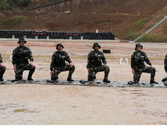 战士们在雨中进行训练。 摄影：杨应森