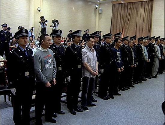 2014年5月，被告人刘学军、刘忠伟、吕斌犯包庇、纵容黑社会性质组织罪、受贿罪，分别被决定执行有期徒刑十六年、十三年、十一年，并处没收违法所得。