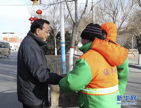 2月12日至13日,中共中央政治局常委、国务院总理李克强在吉林省白城市镇赉县考察。 这是2月12日,李克强在镇赉县同环卫工人握手交流。新华社记者 庞兴雷 摄