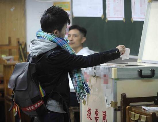 台湾民众投票。（台媒资料图）