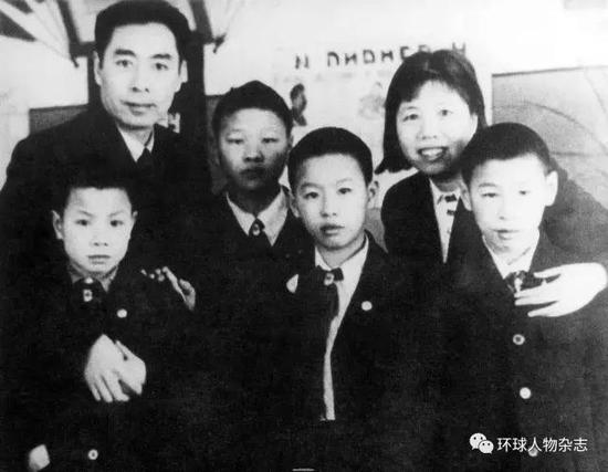 1940年周恩来在莫斯科治疗臂伤时，与邓颖超一起到国际儿童院看望烈士子女。