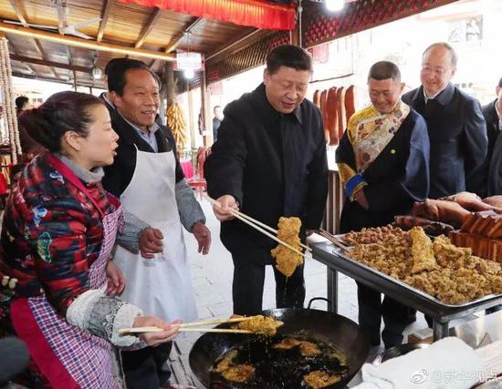 习近平在四川战旗村买布鞋