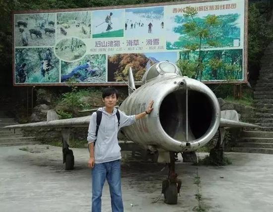 经历过地震后,强天林对部队产生兴趣。受访者供图