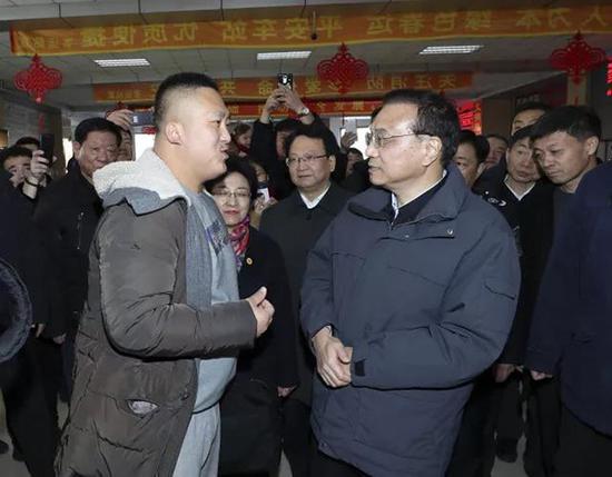 李克强考察吉林白城镇赉县长途汽车站有何深意