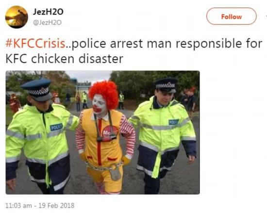 还有人在网上发出警察带走一位“麦当劳叔叔”扮演者的照片,戏称“肯德基关门的罪魁祸首已被挡获”。