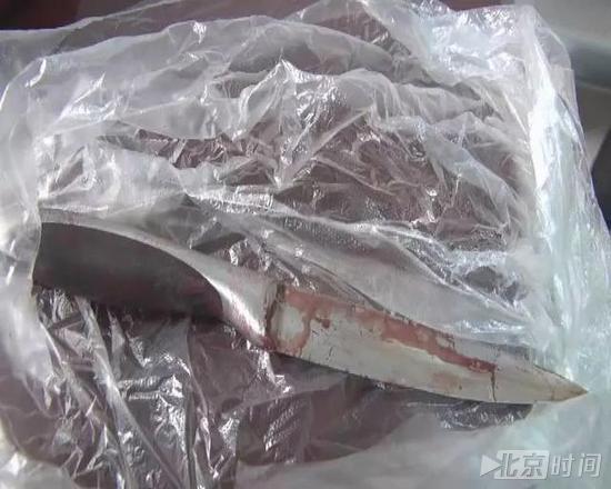 凌晨被窝余温尚在,妻子却坐进了一辆奔驰车