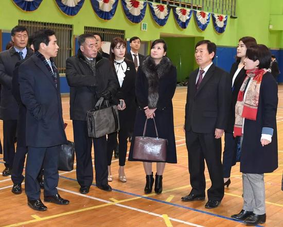 1月21日，朝鲜三池渊管弦乐团团长玄松月率领艺术演出考察团在韩国检查演出场地和设备。新华社发