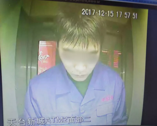 褚某在ATM机前取钱时已经拿掉了口罩