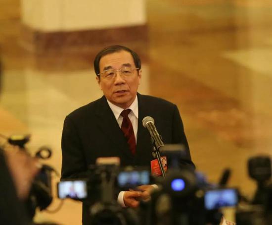 △杨晓渡在“部长通道”回答记者提问