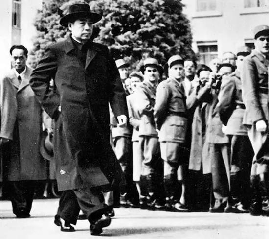 1954年，周总理出席日内瓦会议。他的步履坚定，神情沉稳，形象英俊，让西方世界为之震动。
