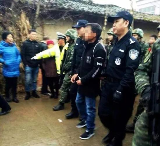 ▲ 犯罪嫌疑人张扣扣指认犯罪现场。