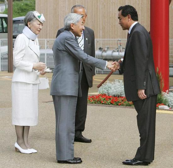 △担任中国驻日本大使时的王毅（右一）