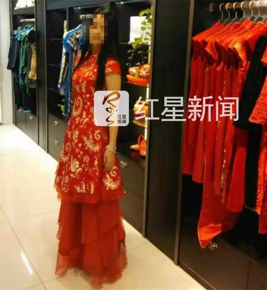 ▲林霞（化名）说，她本来已准备好结婚，去婚纱店试婚纱   受访者供图