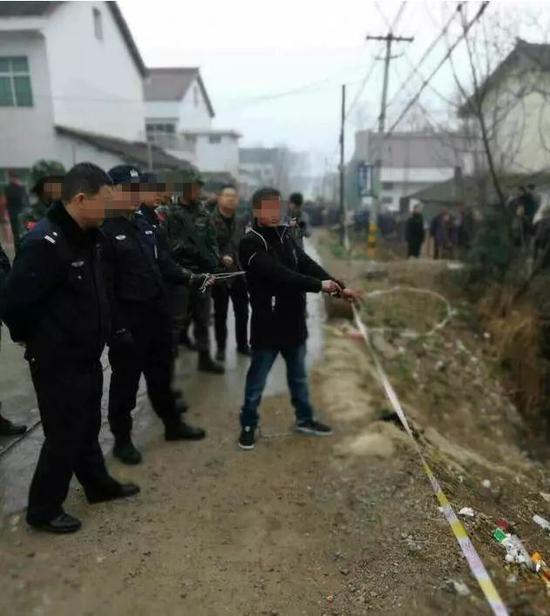 犯罪嫌疑人张扣扣指认犯罪现场 图据网络