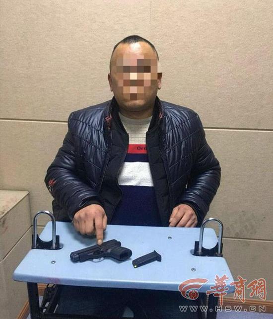 华商报:陕西的哥掏“枪”怒指乘客被刑拘:枪是玩具枪(图)