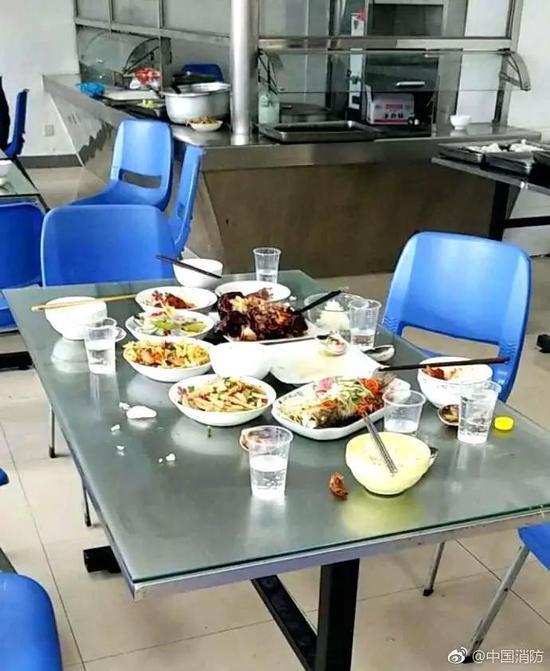 看完你或许要问:大过年的,谁家年夜饭这么浪费?