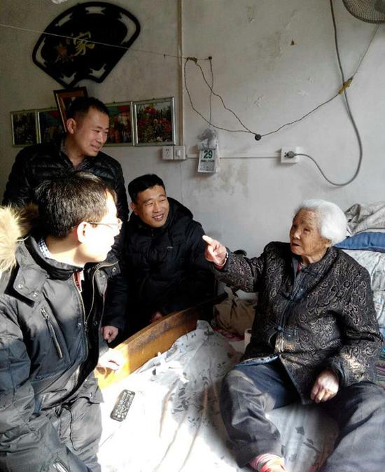 何陆翼(左一)在村民家中走访