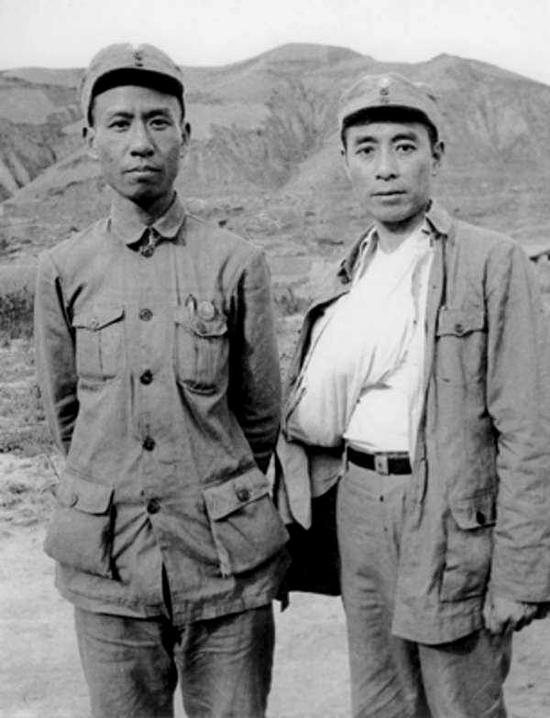 1940年3月，周恩来从苏联治伤回到延安后，锻炼臂力时的情景。