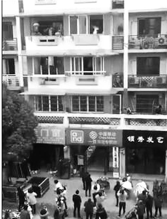 3。龙师傅抓住孩子衣领，将其成功拽入401室内。