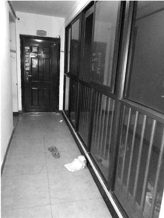 钱江晚报:6岁女孩从15楼走廊窗户坠下 常叠凳子在窗边画画
