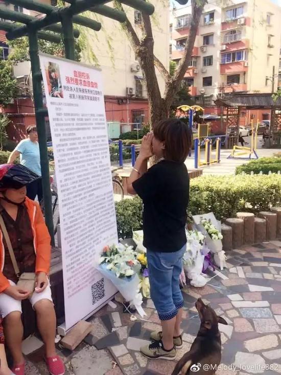杨俪萍妈妈在小区进行签名请愿，希望法院判处朱晓东死刑。