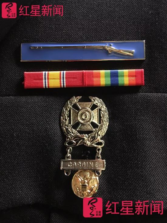 ▲上面蓝色的就是EIB徽章受访者供图