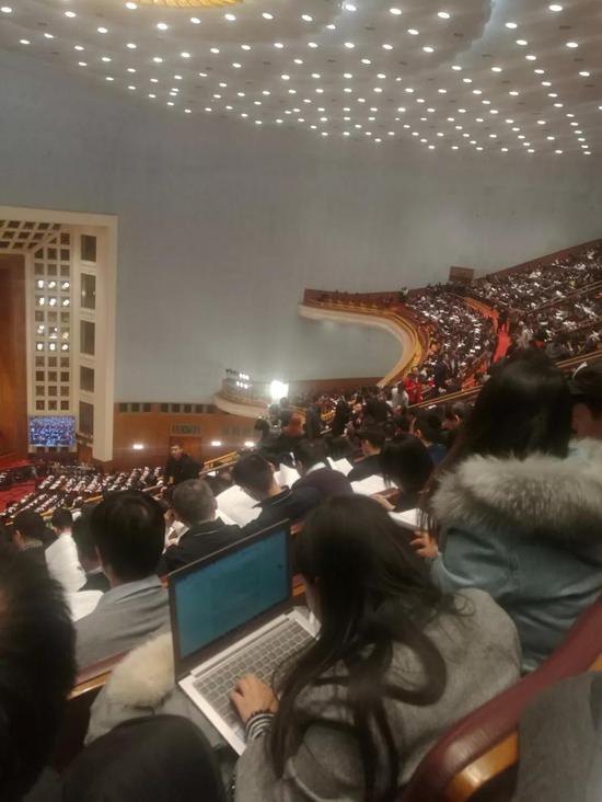 三楼移动信号很好,会议期间可以现场写稿发稿。