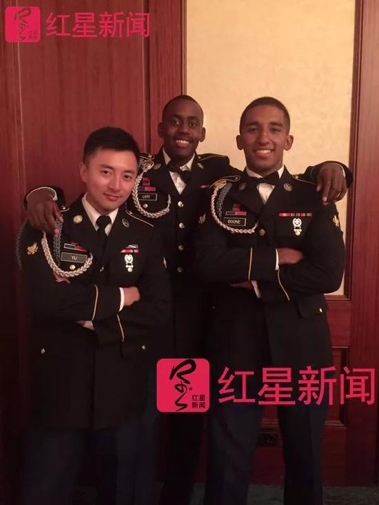 ▲余轶迪和美军战友们在一起受访者供图