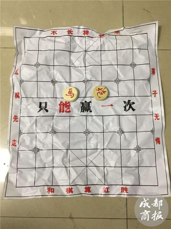 成都商报:男子看见街头象棋残局想一试身手 结果被骗五千多