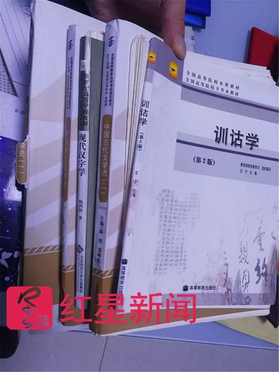 ▲王颖复习教师资格考试的教材,教材被拆散了,每一页都能取下来。