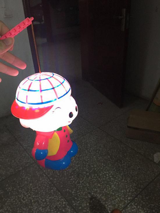 徐孟南买给孩子的可爱灯笼。他说，没自己小时候自己做的玩乐。