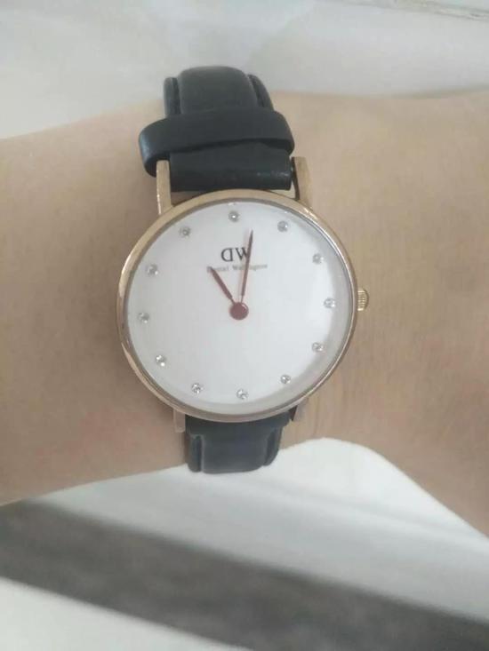 杨雨离开北京时，朋友送给她的手表，她一直戴着。受访者供图
