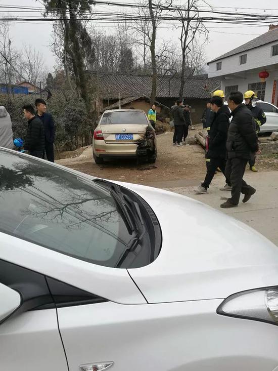 刺杀三人后,张扣扣取来汽油瓶,砸向了老大王校军的车,车尾随即着火。
