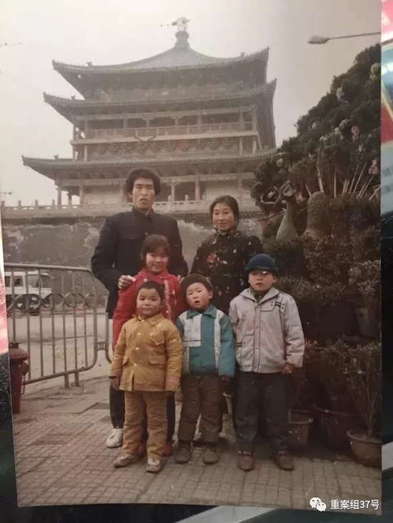 ▲1988年,张彩霞一家及哥哥家孩子在钟楼合影留念。受访者供图