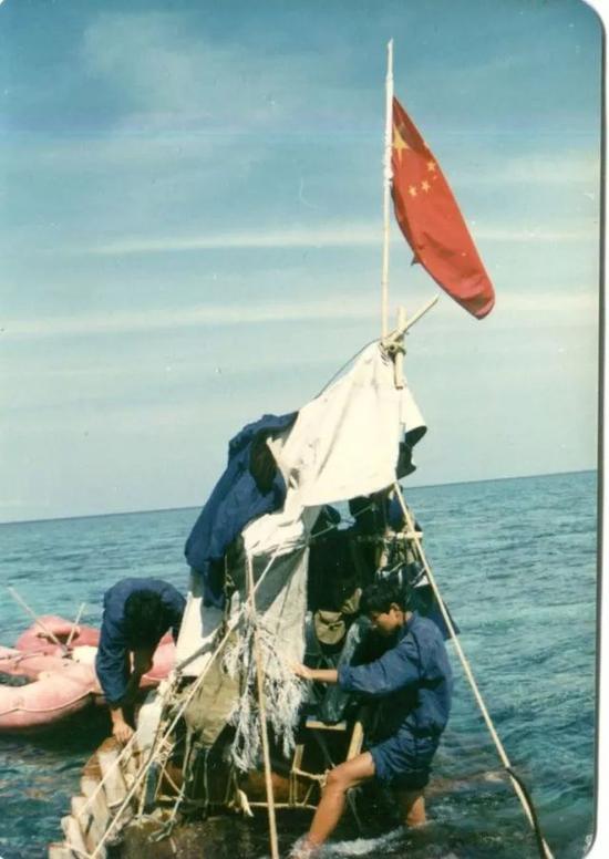 当时我方人员搭棚守礁(图片来自南沙海战亲历者孙明远文章配图)