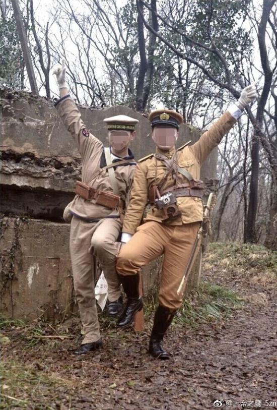  日前在南京抗日碉堡遗址前身穿仿制二战日本军服拍照的两名男子。