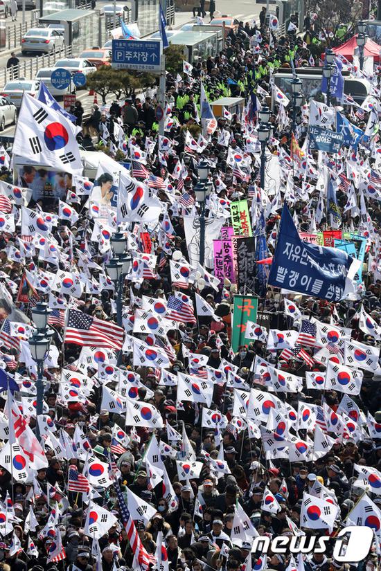 1519952051694459.jpg 3月1日,首尔站广场举行的“太极旗集会”