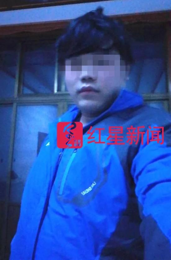 ▲韩晓斌(化名)在家中的自拍照 受访者供图
