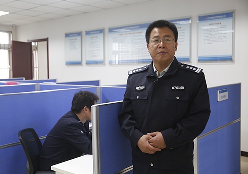 广告牌立那好多年,滨海城管怎么办