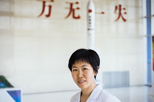 中国首次发射大火箭 她在雪里找碎片