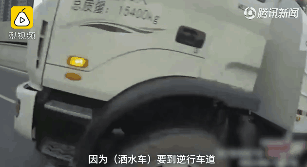 逆行上桥 这可能是洒水车最帅的一次出场(图)