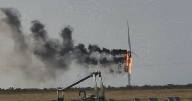 美国得州风力发电机遭雷击起火 叶片烧焦掉落