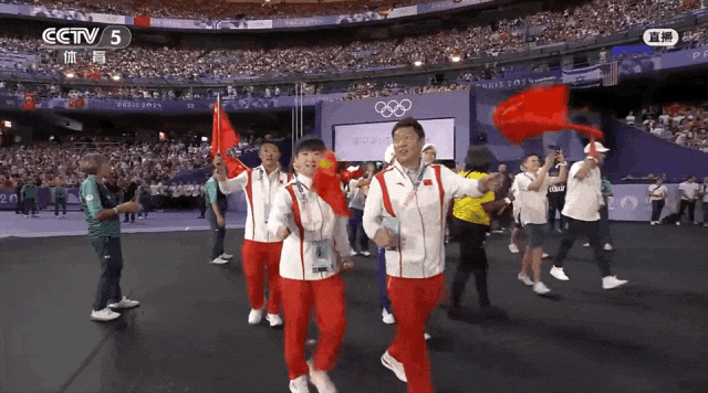 巴黎奥运会闭幕,中国登顶金牌榜!孙颖莎代表亚洲登台,汤姆·克鲁斯从天而降