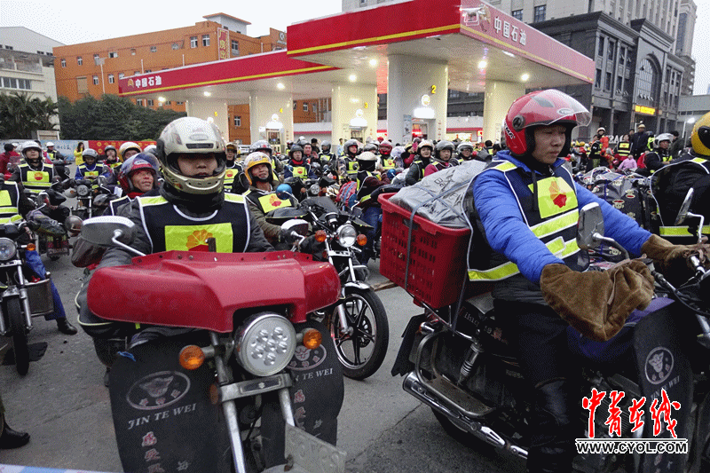     1月18日，中国石油福建泉州荆山加油站，千余铁骑从福建出发，奔赴全国各地的家。中石油福建分公司供图