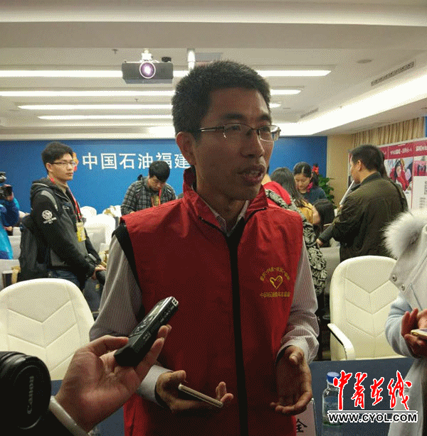 陈上元在接受记者采访。