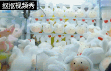 他说有时候抓多了也是烦恼。他把不少玩偶捐给聋哑学校，将爱好转化为爱心。