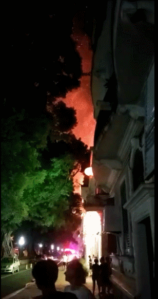 目前,六二三路(西往东)转入沙面北桥路段进行临时交通管制,请途经车辆注意绕道行驶。(央视记者 欧阳军)
