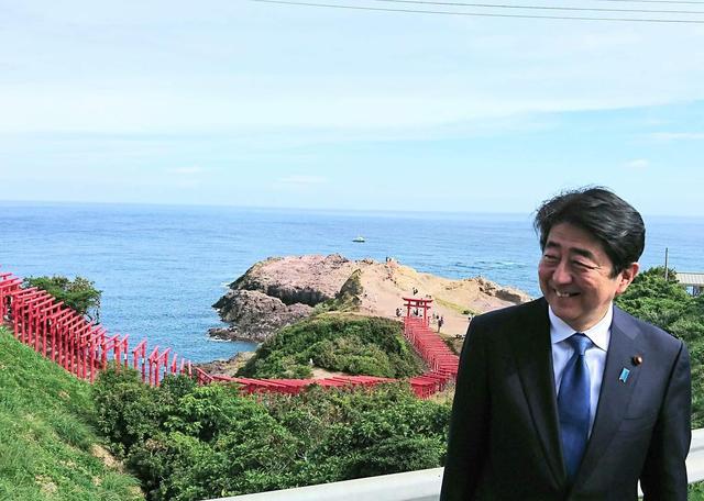 2018年8月,安倍回山口县老家为父亲扫墓(朝日新闻)