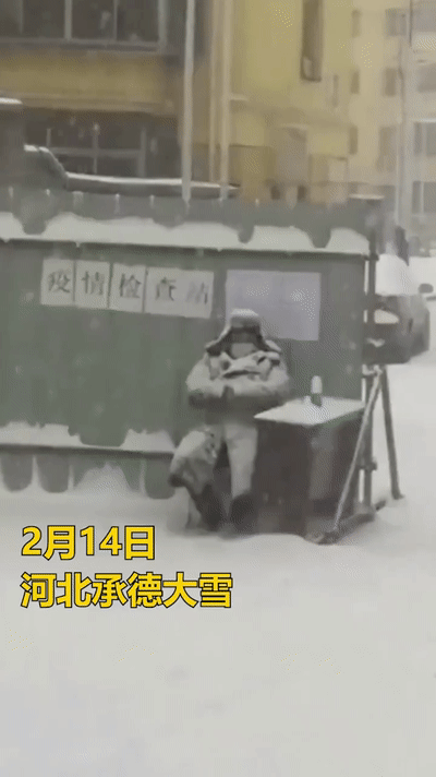 2月14日,承德门卫大爷孙贵坚守在小区门口的防疫岗位上;15日,社区给大爷配备了门卫房,并送来了取暖用品