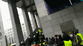 示威者在欧盟总部大楼前向警方投掷物品(图源:推特)